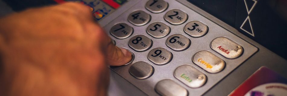 Online-Banking-Betrug: Bankkunde prüft unautorisierte Überweisungen nach einem Phishing-Angriff und mögliche Ansprüche auf Rückerstattung nach dem ZaDiG.