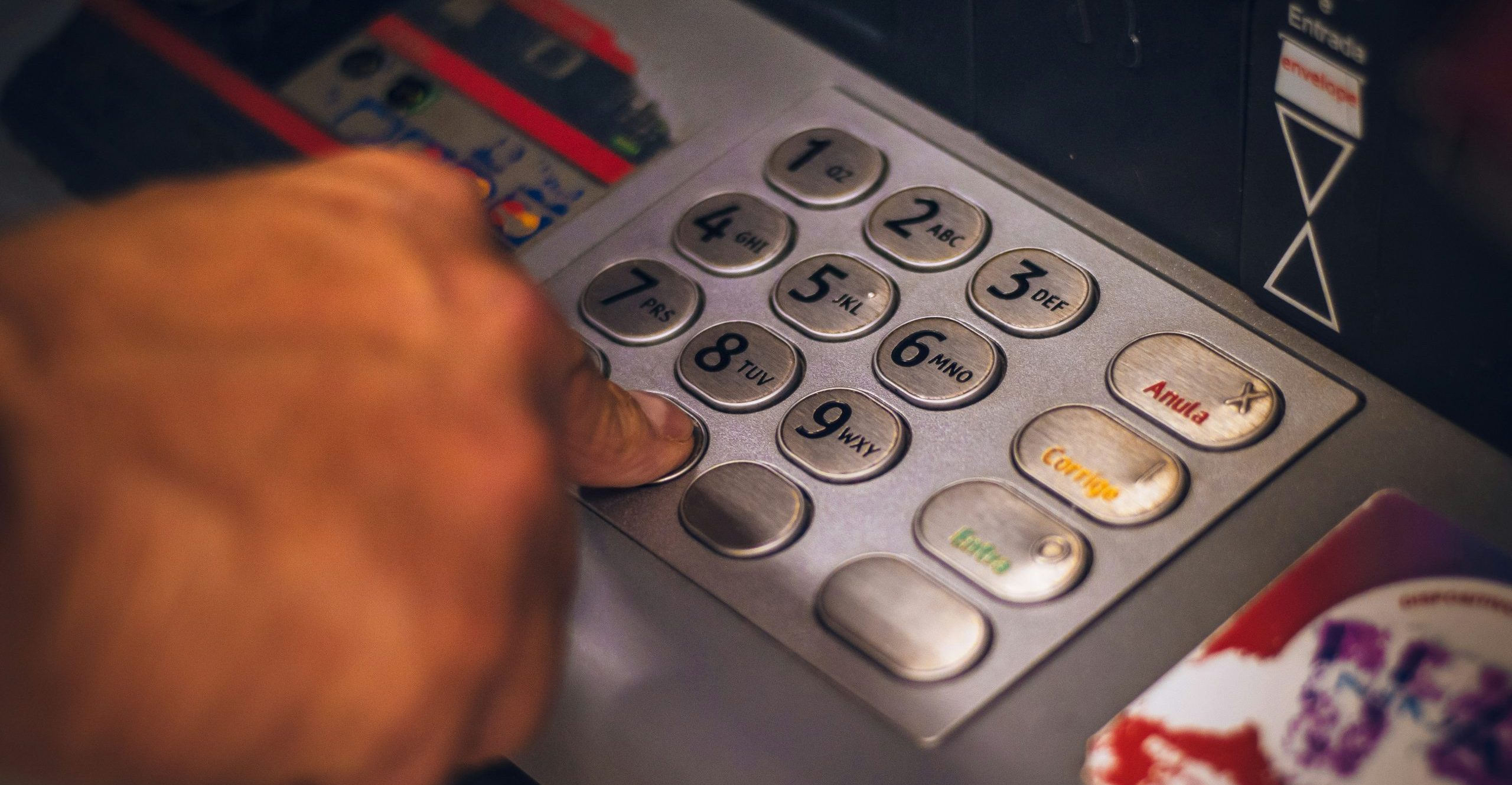 Online-Banking-Betrug: Bankkunde prüft unautorisierte Überweisungen nach einem Phishing-Angriff und mögliche Ansprüche auf Rückerstattung nach dem ZaDiG.