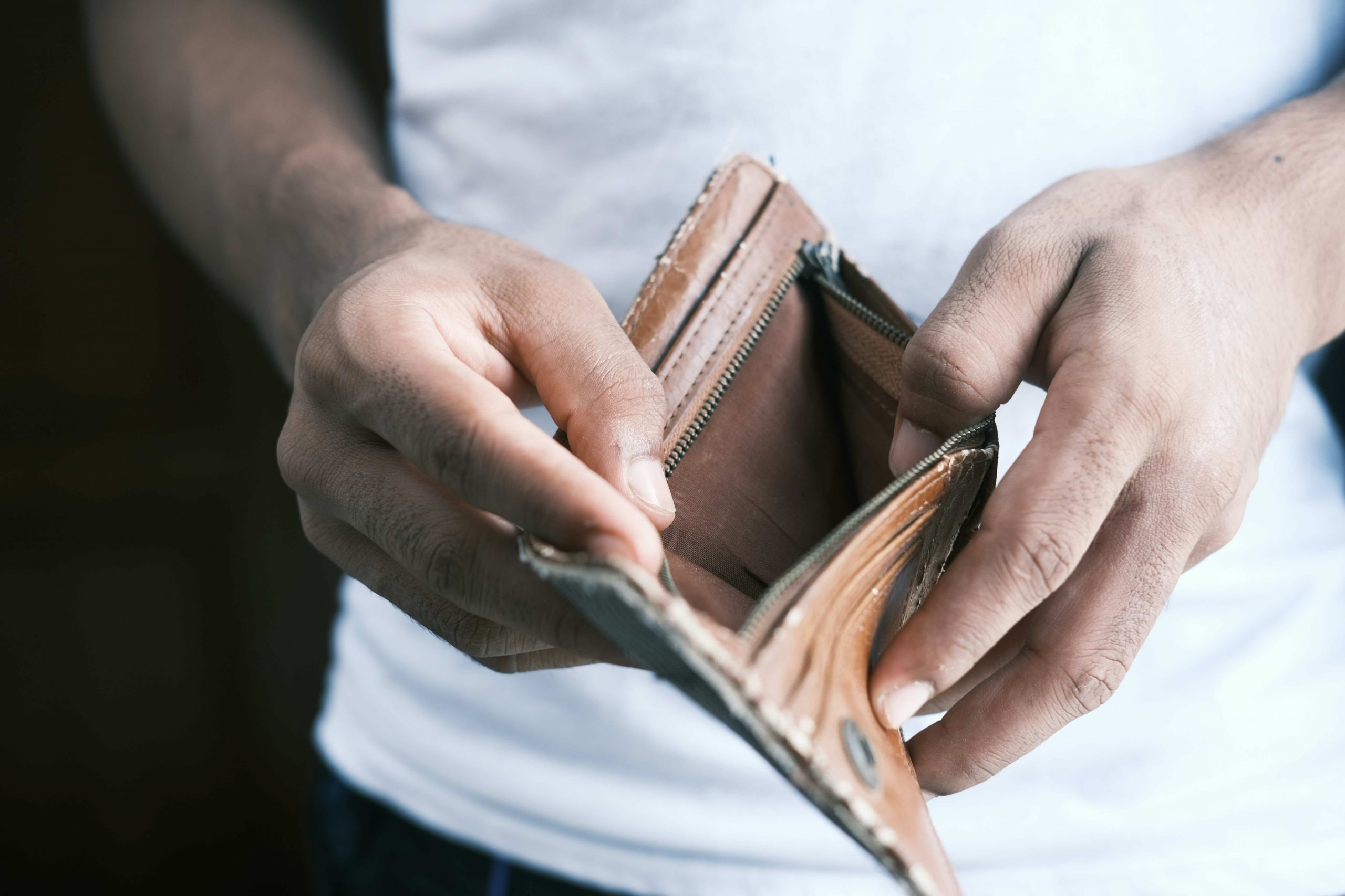 Unternehmer prüft offene Rechnungen und Mahnungen am Schreibtisch – Symbolbild für offene Forderungen, Zahlungsverzug und professionelles Forderungsmanagement.