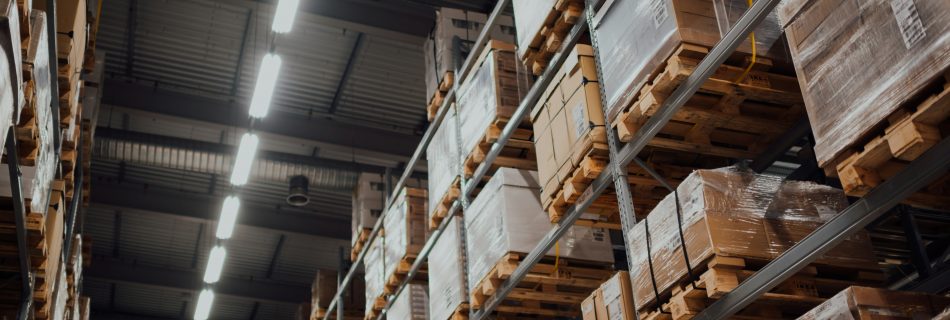 Ware in einem Lagerhaus, die noch verpackt ist